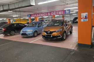 Plyšová hračka na sedadle a dudlík v kapse nestačí, vy hulváte“, křičela maminka v nákupním centru - Médium.cz